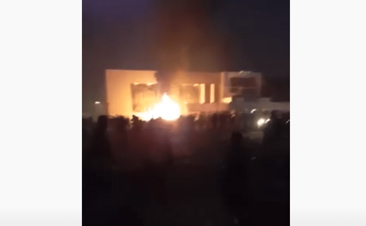 Vidéo : La Sonatel des Parcelles Assainies attaquée, vandalisée et brûlée
