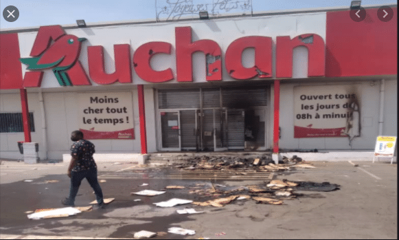 Pikine : 50 jeunes qui travaillaient à Auchan réduits au chômage