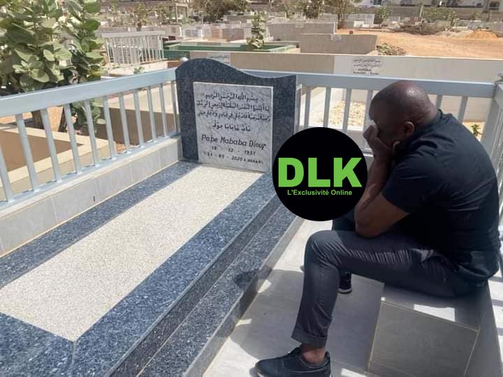 (03 Photos) : Basile Boli verse de chaudes larmes sur la t0mb£ de feu Pape Diouf