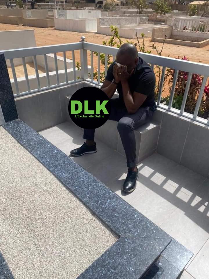 (03 Photos) : Basile Boli verse de chaudes larmes sur la t0mb£ de feu Pape Diouf