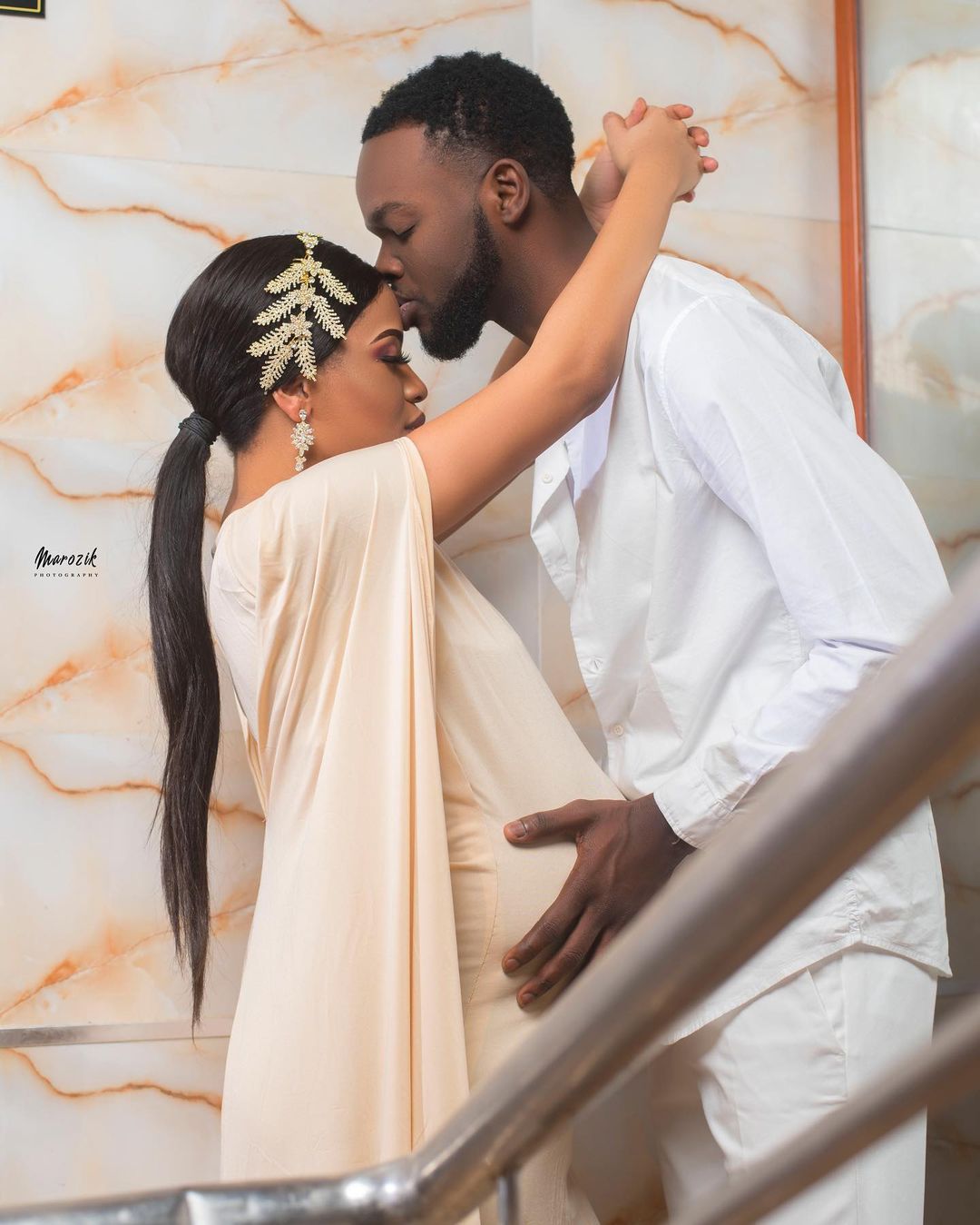 Babyboom : Les clichés de Momo Wade embrassant le ventre de son épouse Soxna Sonko choque les internautes