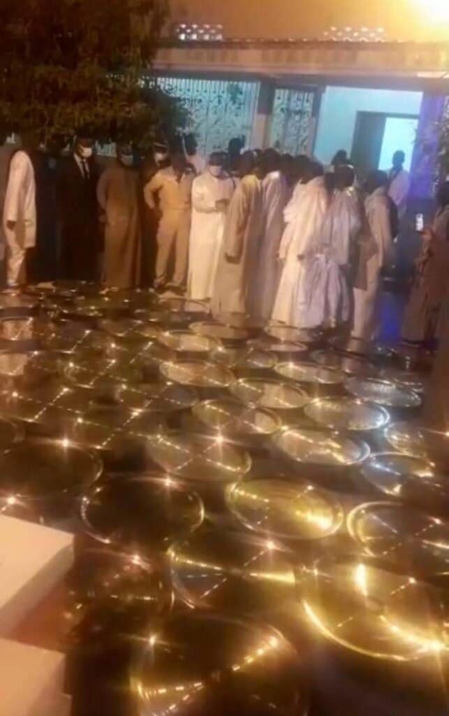 (Photos) Touba: Macky Sall reçu nuitamment par Serigne Mountakha, après la visite de Sonko