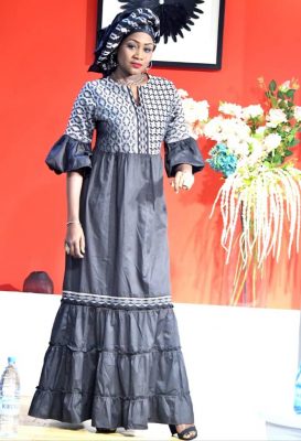 7 Photos: En gris-noir, Niatam Bâ étale sa beauté naturelle et sa classe