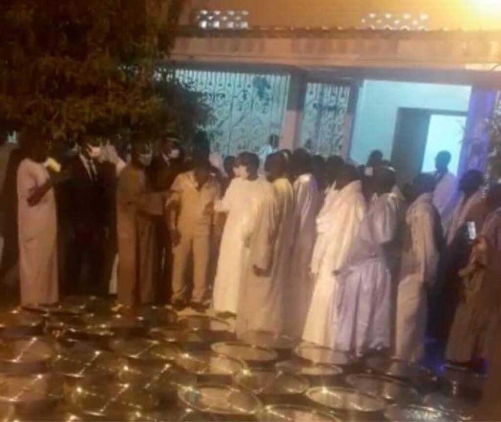 (Photos) Touba: Macky Sall reçu nuitamment par Serigne Mountakha, après la visite de Sonko