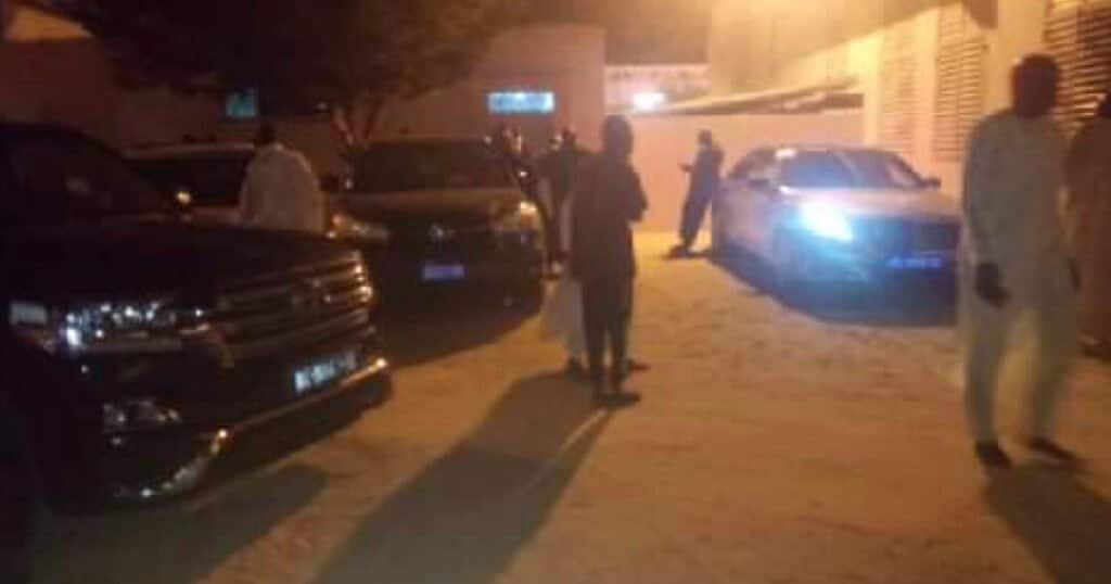 (Photos) Touba: Macky Sall reçu nuitamment par Serigne Mountakha, après la visite de Sonko