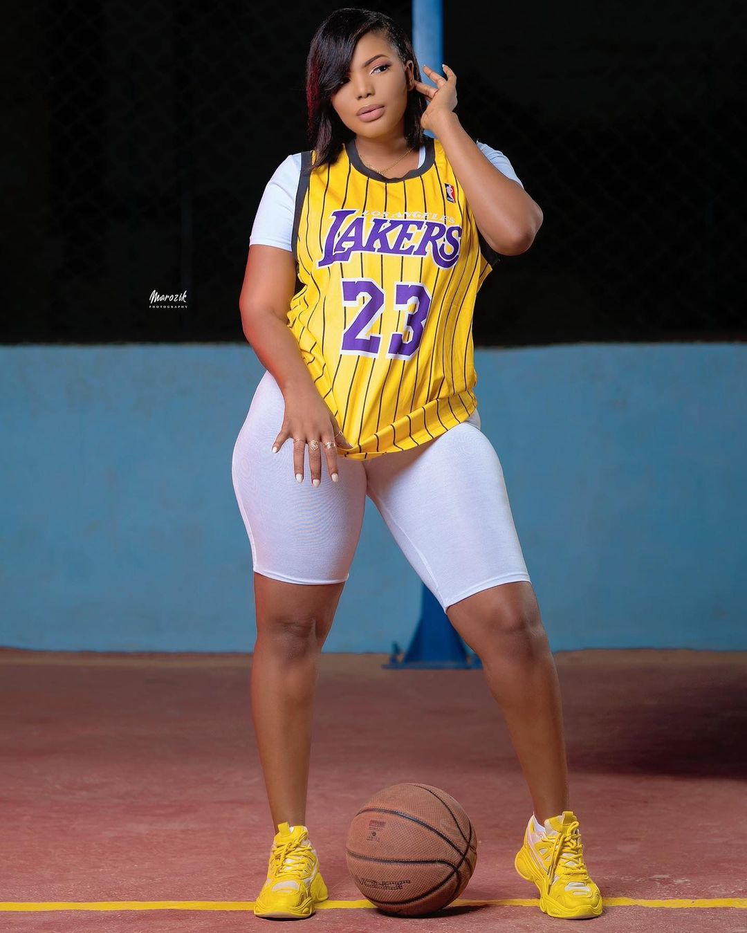 (06 Photos) - Big Maman remue ses formes dans un bas attirant