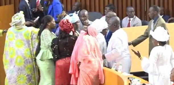 Bagarre à l'assemblée nationale: Sonko aurait reçu un coup de Mberry Sylla