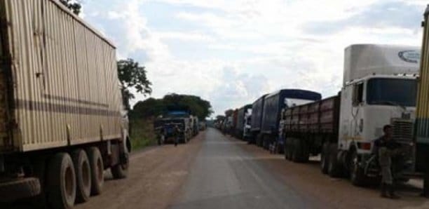 Axe Kédougou-Tambacounda: Macky fait immobilisé camions et bus pour...