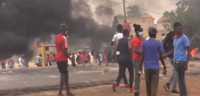 Fatick : Des étudiants en colère assiègent la maison de Macky Sall