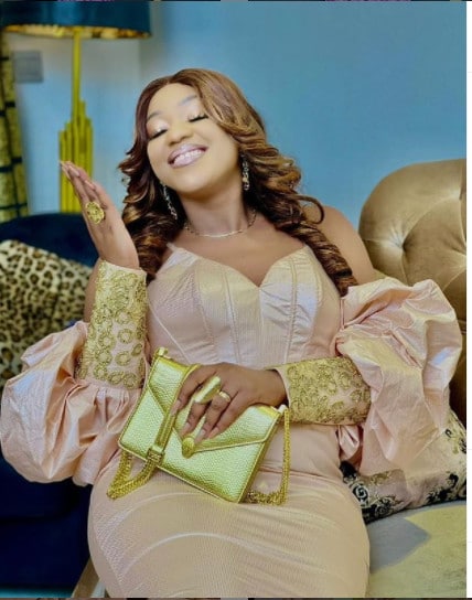 (Photos) Tabaski: La productrice et épouse de Doro Gaye, Clara dévoile son sagnsé