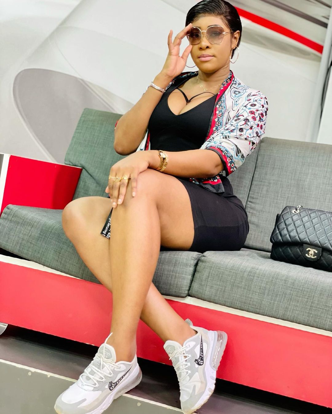 (05 Photos) - Mariame de la Sentv opte pour une courte robe très provocante et fait sensation