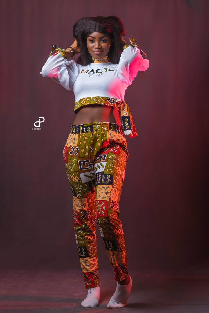 (08 Photos) Cathy Série Virginie met ses atouts en avant dans une tenue chic