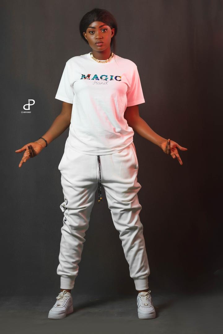 (08 Photos) Cathy Série Virginie met ses atouts en avant dans une tenue chic