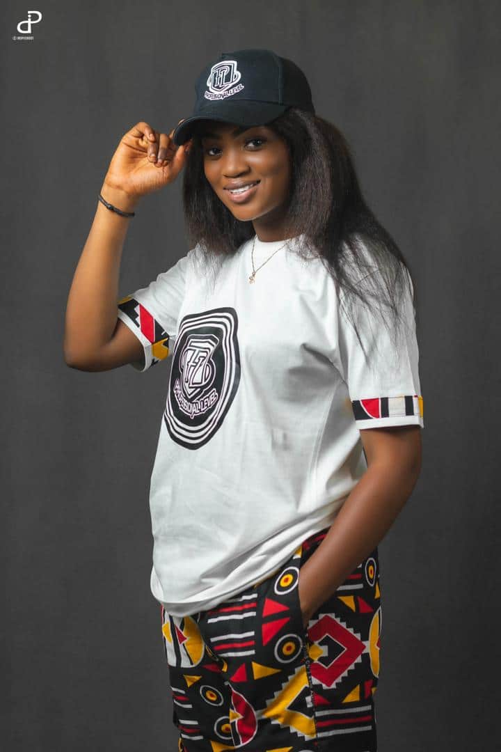 (08 Photos) Cathy Série Virginie met ses atouts en avant dans une tenue chic