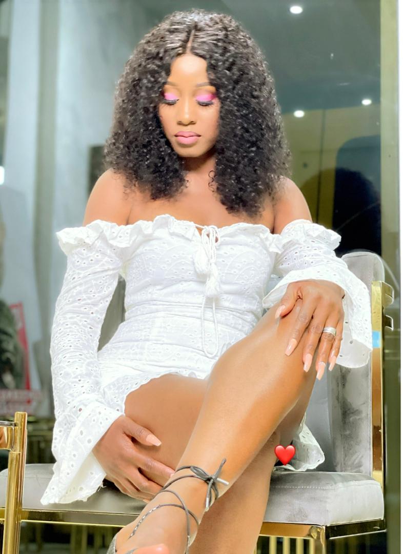 Cuisses nues et regard sexy: Queen Biz fait sensation avec une robe Esmeralda