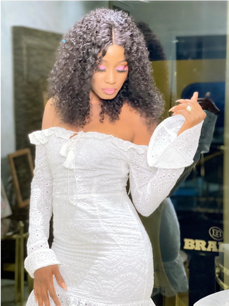 Cuisses nues et regard sexy: Queen Biz fait sensation avec une robe Esmeralda