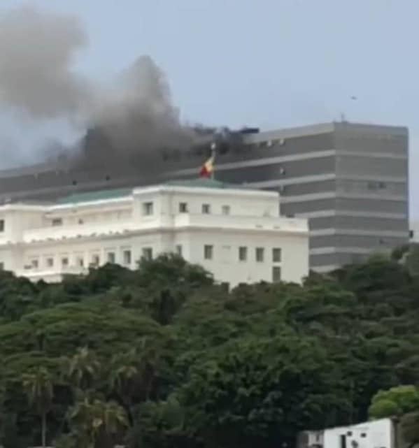 Urgent: le 10eme étage du Building administratif en feu