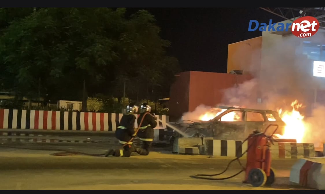 Vidéo-Urgent une voiture prend feu au niveau du poste Péage de Thiaroye