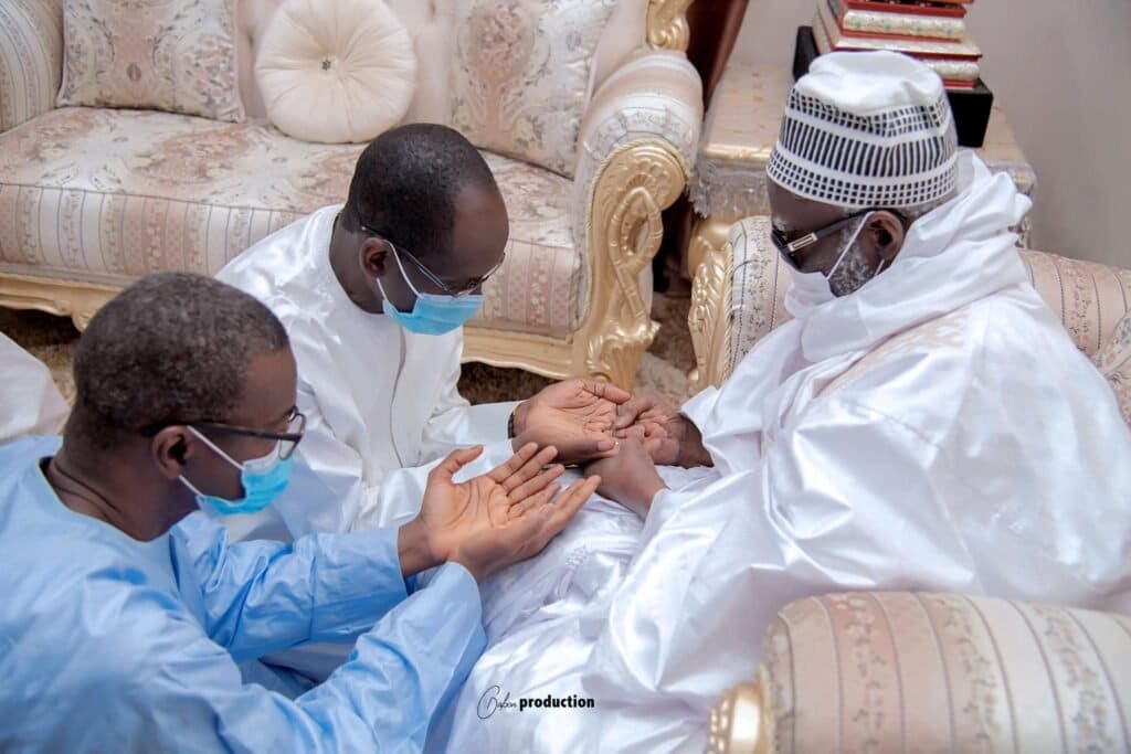 (Photos) Touba : Diouf Sarr présente au Khalife le Directeur du nouvel hôpital…