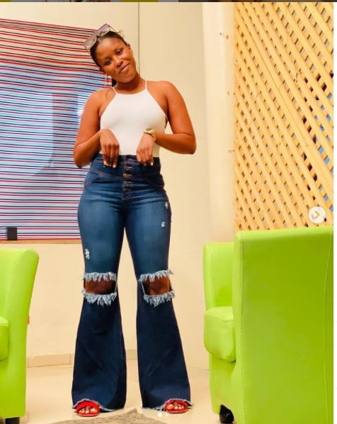 (Photos) L’actrice Julie de la série « Infidèles » déchire la toile avec des clichés sulfureux 