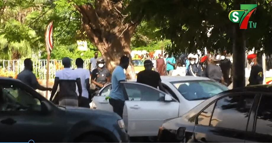 Vidéo - Manif à l’Obélisque : les policiers forcent les portières du véhicule de Karim Xrum Xak pour l’arrêter