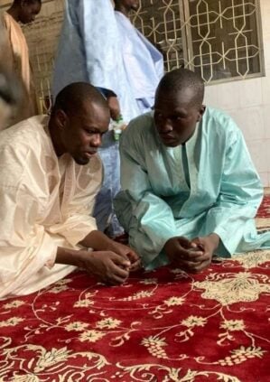 (Photos) Ousmane Sonko adoubé par le fils aîné de Serigne Saliou Mbacké
