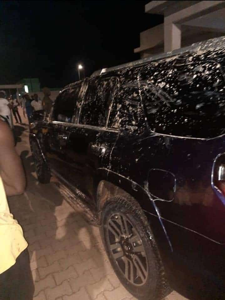 (Arrêt sur image) La voiture de Ousmane Sonko complètement caillassée : Ses partisans ont peur