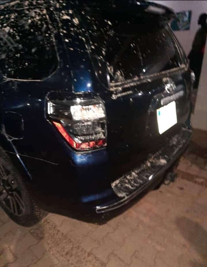 (Arrêt sur image) La voiture de Ousmane Sonko complètement caillassée : Ses partisans ont peur