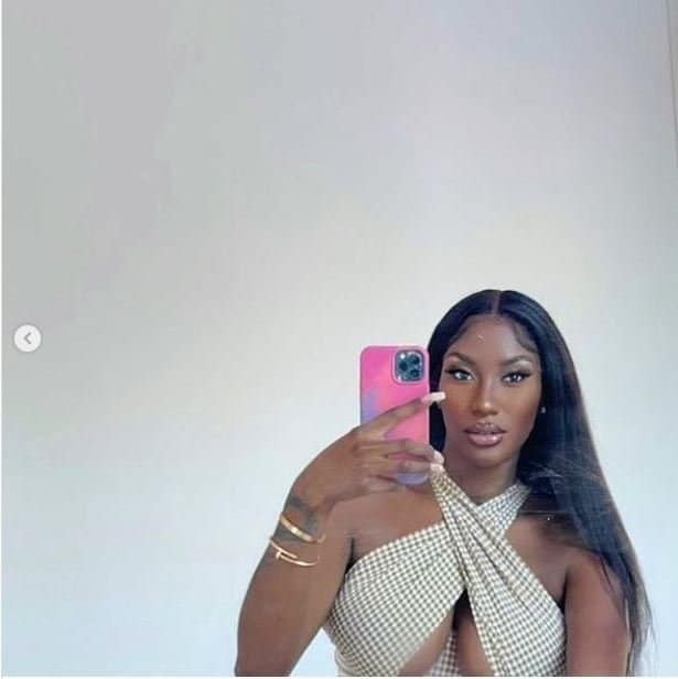 Aya Nakamura en robe, dévoile sa poitrine et choque ses followers (photos)