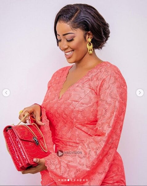 (09 Photos) L’actrice Betty Dia refait surface et scotche les internautes sur sa beauté sauvage