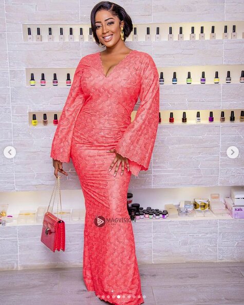 (09 Photos) L’actrice Betty Dia refait surface et scotche les internautes sur sa beauté sauvage