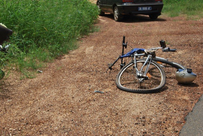 Accident à Diamalaye : Un conducteur de vélo âgé de 17 ans enseveli dans les gravats
