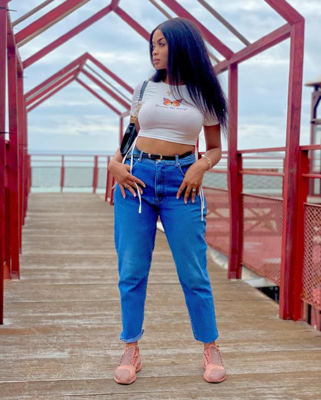 (06 photos) Nabou Toure de la Série « Mœurs », une Reine qui éblouit les followers avec sa crop top