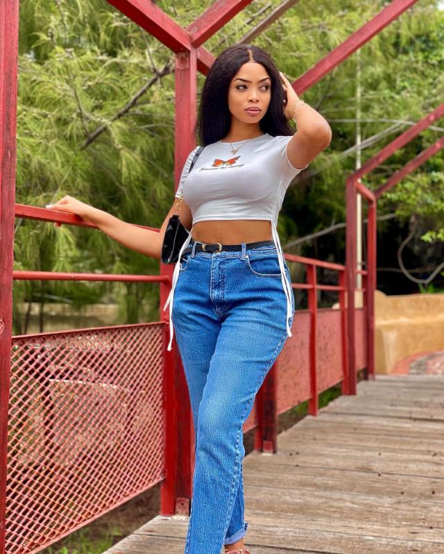 (06 photos) Nabou Toure de la Série « Mœurs », une Reine qui éblouit les followers avec sa crop top