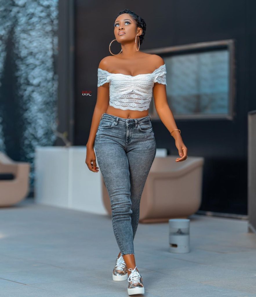 Queen Biz s’affiche en mode Dioumbakh out et donne le vertige à ses followers (photos)