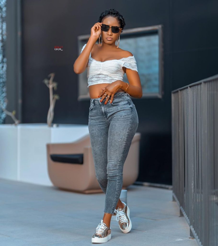 Queen Biz s’affiche en mode Dioumbakh out et donne le vertige à ses followers (photos)