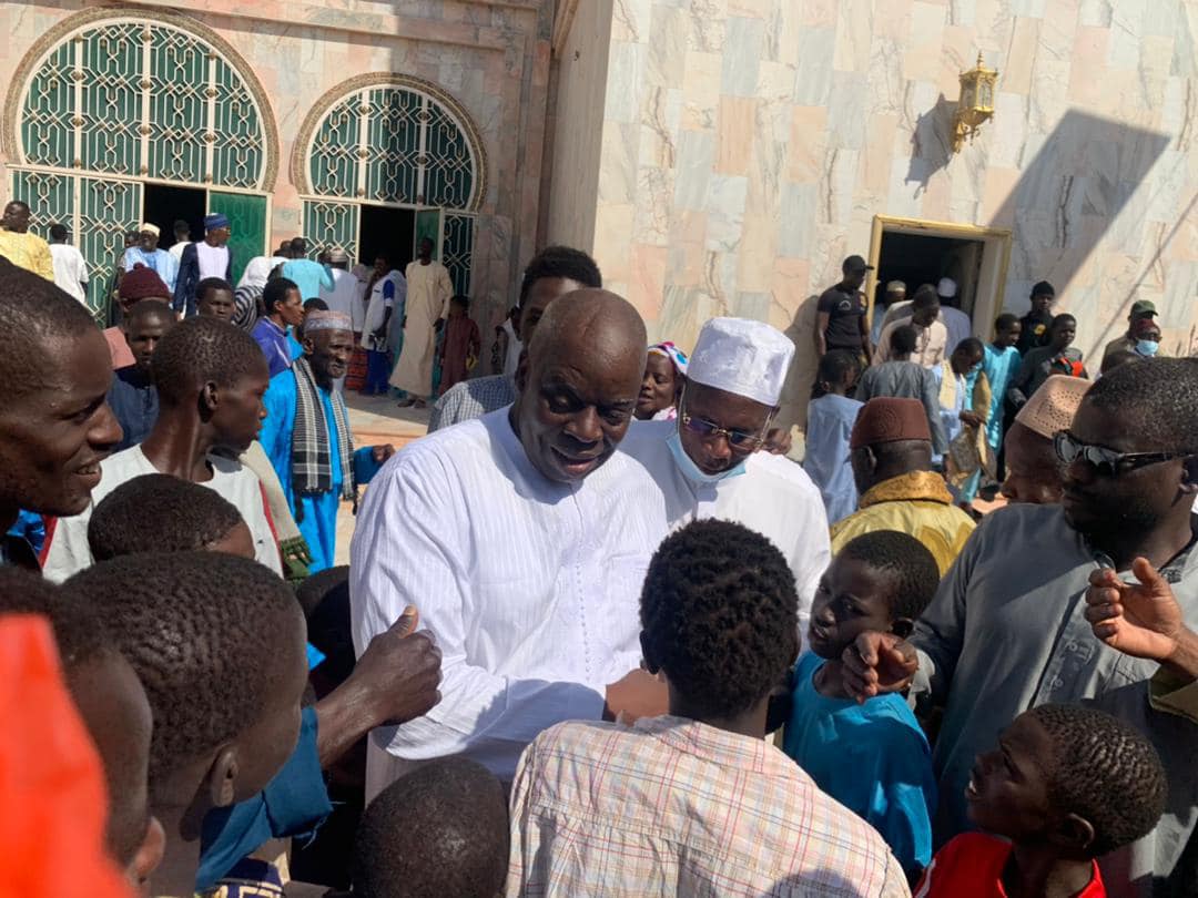 (Photos) Le beau geste de Diop Sy à la mosquée de Tivaouane pour sa réouverture
