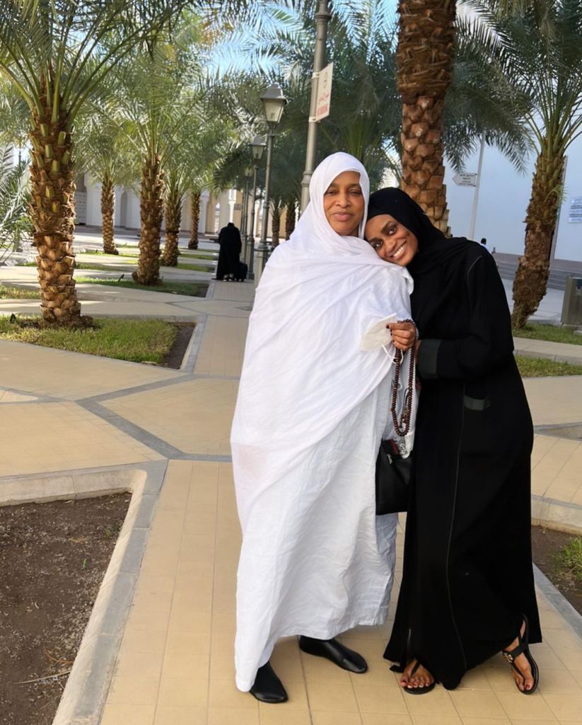 (07 Photos) Aicha Ballago Seck en compagnie de sa mère Diaga à la Mecque