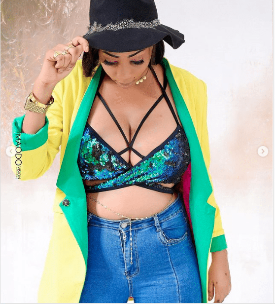 Photos: $eins n*s et Poitrine en l’air, Marie Pierre Choque les internautes