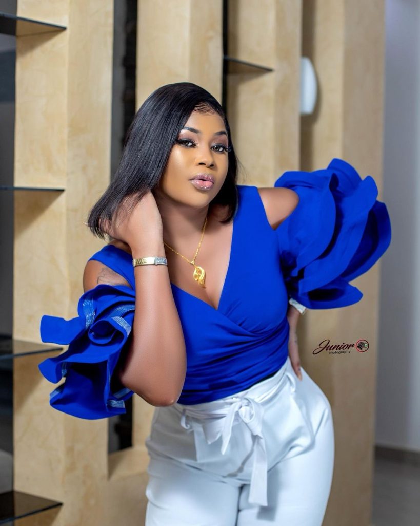 (Photos) - Après les rumeurs sur sa grossesse, Marichou répond à sa manière et montre...