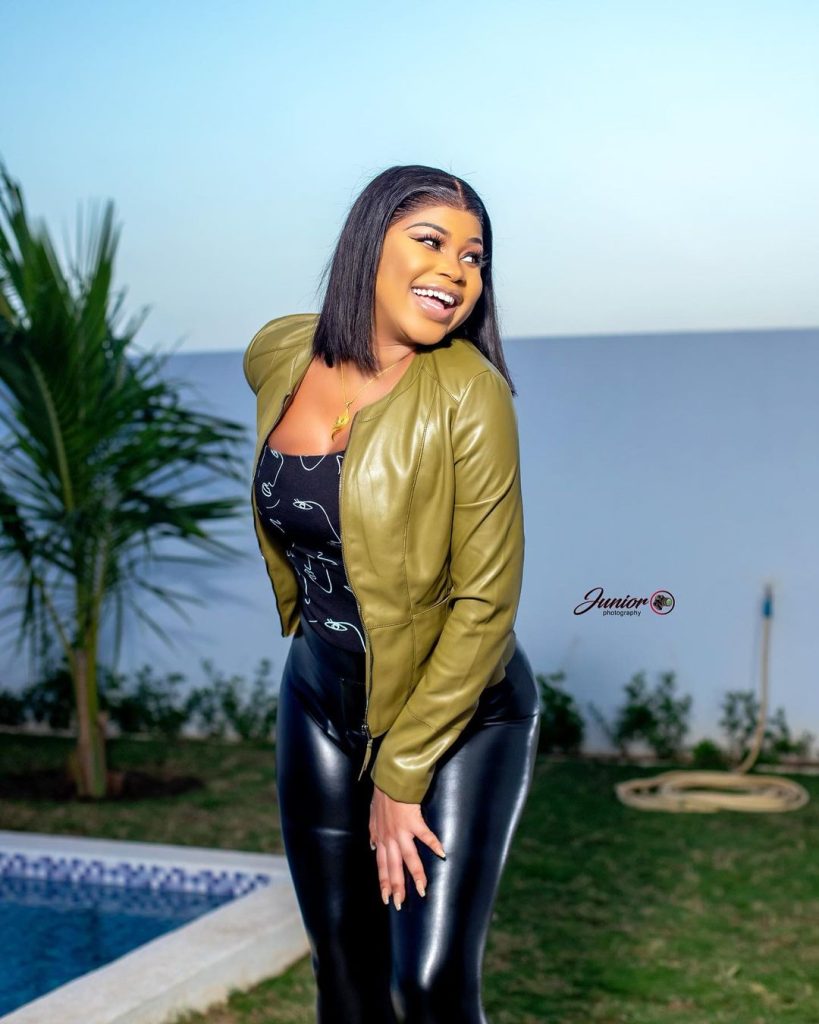 (Photos) - Après les rumeurs sur sa grossesse, Marichou répond à sa manière et montre...