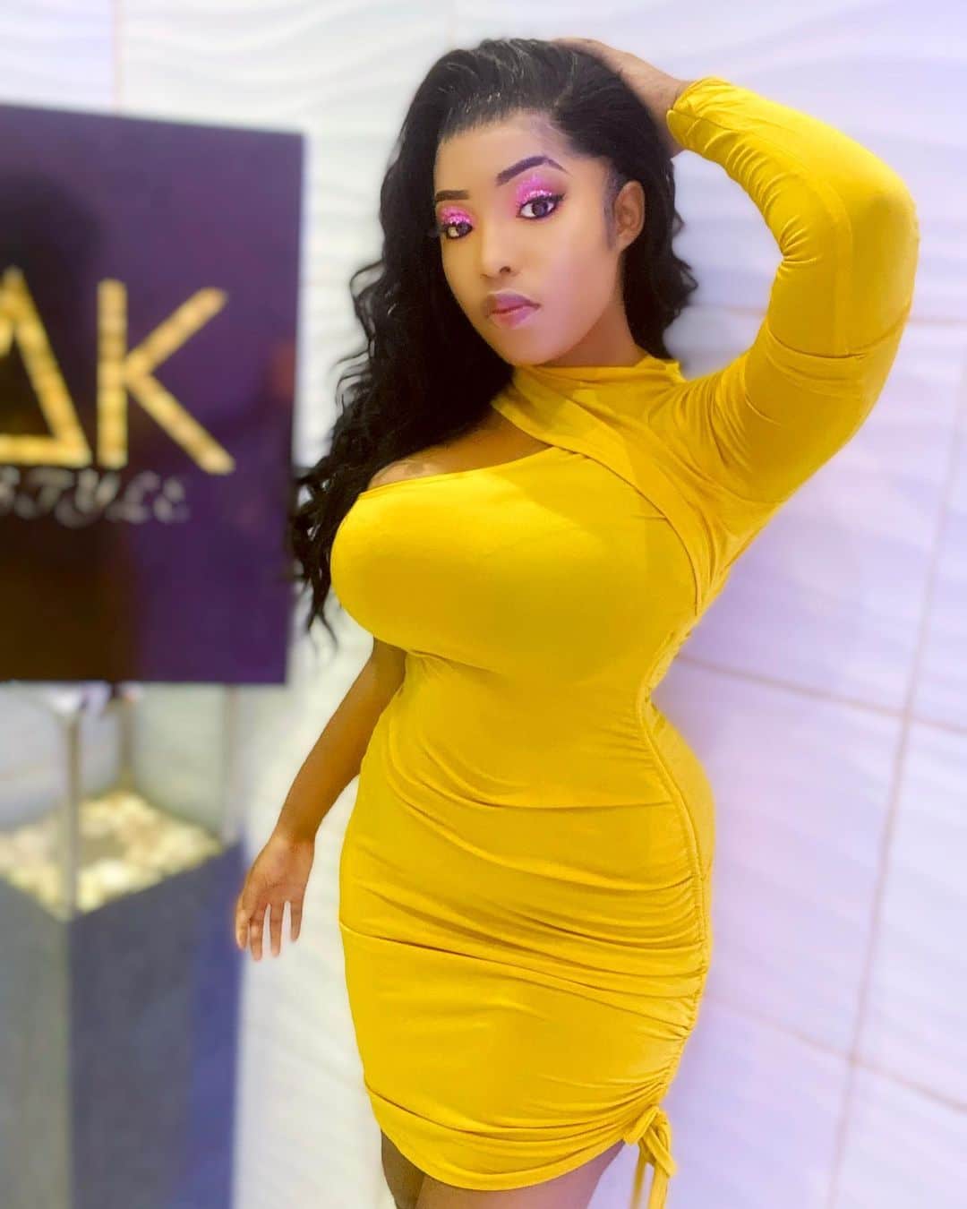 Photos : 18ans, Aicha Koné sort le grand jeu et dévoile sa poitrine de oufff