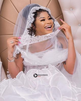 (Photos) Marichou cloue le bec à ses détracteurs avec les photos de mariages : Buzz ou réalité???