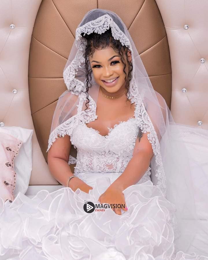 (Photos) Marichou cloue le bec à ses détracteurs avec les photos de mariages : Buzz ou réalité???