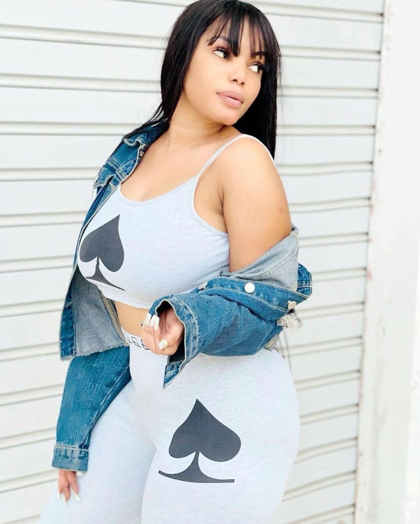 (Photos) Vêtue d’une tenue très aguicheuse, Big Maman dévoile ses formes généreuses