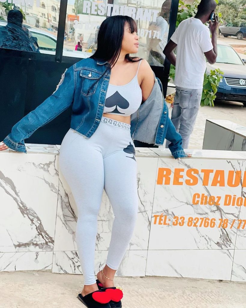 (Photos) Vêtue d’une tenue très aguicheuse, Big Maman dévoile ses formes généreuses