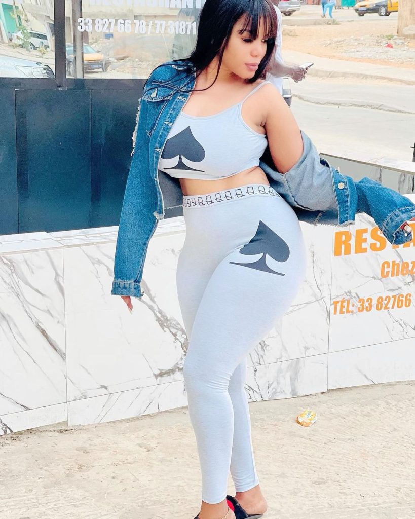 (Photos) Vêtue d’une tenue très aguicheuse, Big Maman dévoile ses formes généreuses