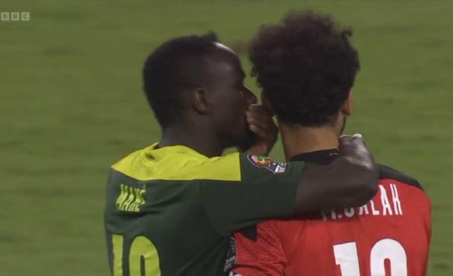 (Photos) Très belle image de Sadio Mané consolant son coéquipier Mohamed Salah après la finale