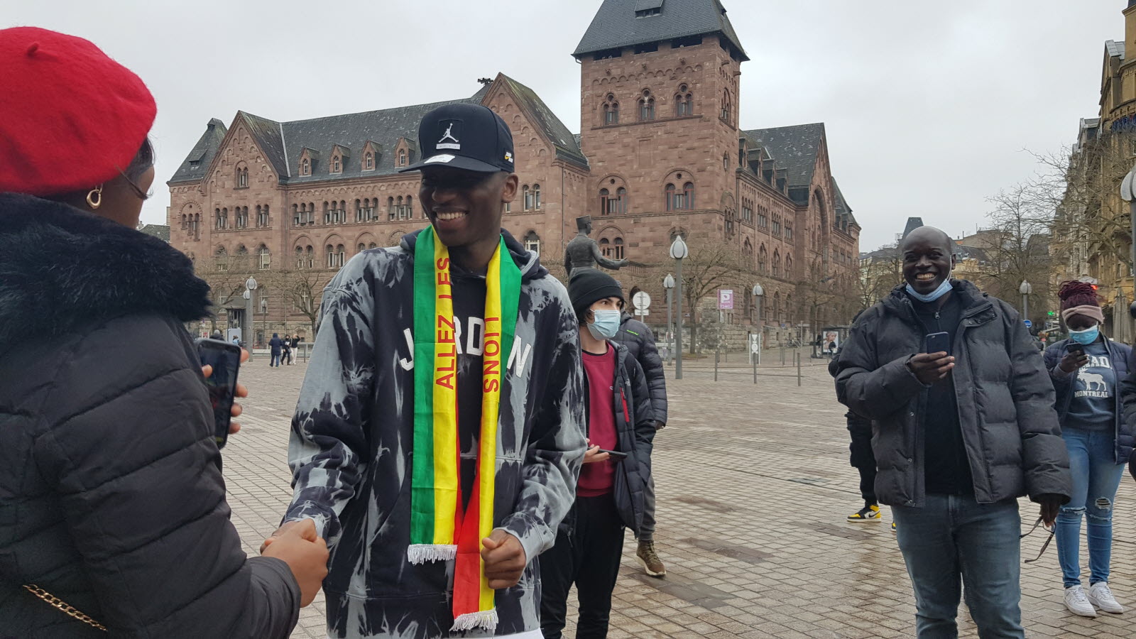 (10 Photos) Metz : Pape Matar Sarr accueilli en héros