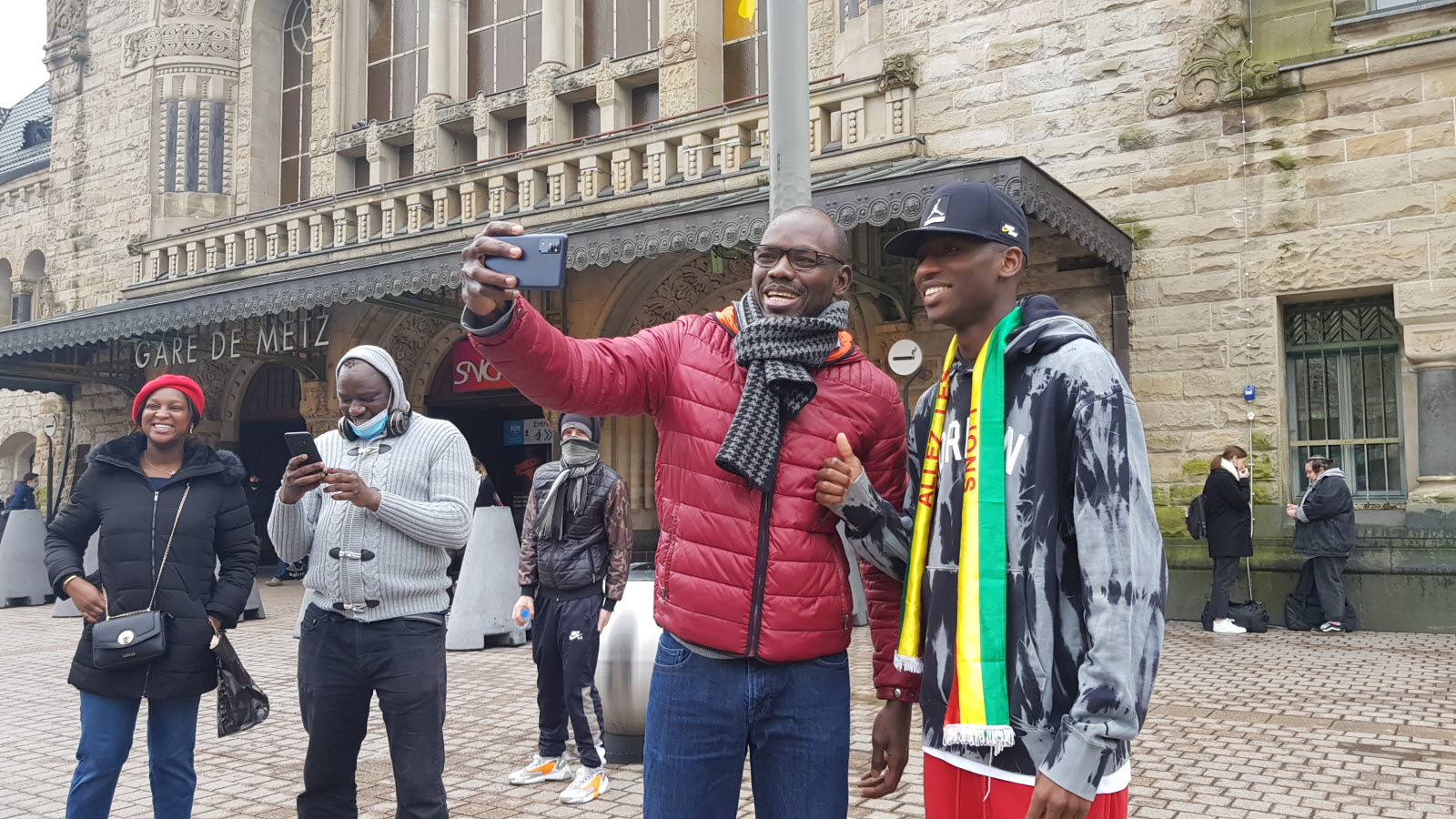 (10 Photos) Metz : Pape Matar Sarr accueilli en héros